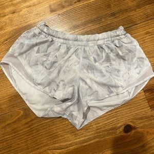 Lulu lemon 2.5 inch Hotty hot shorts size 2 short